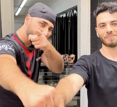 photo des deux frères devant Dos Bros Chicken